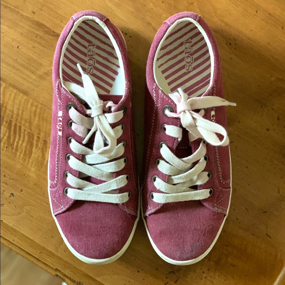 Täōs Red Canvas Sneakers